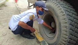 Dishub Samarinda Tertibkan Parkir Liar di Kawasan Jembatan Mahulu, Ban Kontainer Digembosi