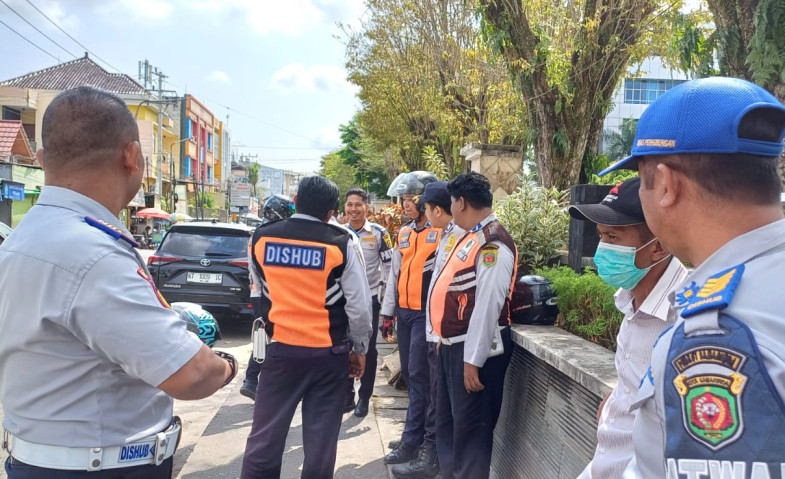 Dishub Samarinda Tertibkan Parkir Liar di Sejumlah Ruas Jalan, Puluhan Kendaraan Ditindak