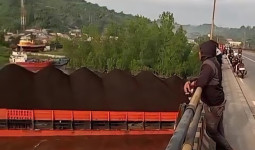 Kronologi Ponton Baru Bara Menabrak Jembatan Mahulu