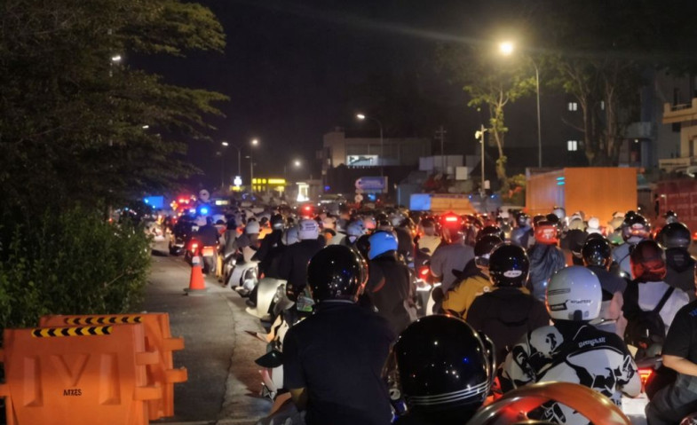 Malam Tak Biasa di Samarinda saat Antrean Kendaraan Menumpuk ke Arah Jembatan Mahakam