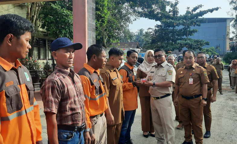 Sopir Angkutan Sampah DLH Samarinda Dibekali Kartu RFID