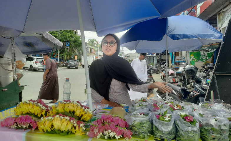 Berkah Jelang Ramadan: Anisa Raup Omzet Rp5 Juta dari Jualan Bunga di Makam Abul Hasan