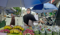 Berkah Jelang Ramadan: Anisa Raup Omzet Rp5 Juta dari Jualan Bunga di Makam Abul Hasan