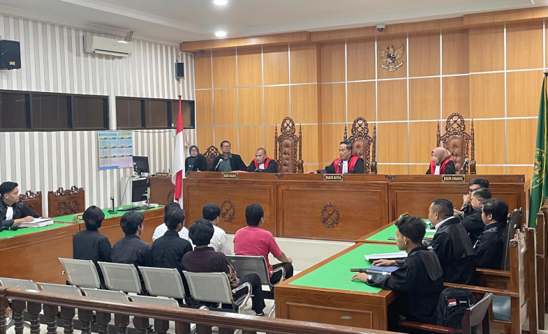 Fakta Persidangan Molotov, Dua DPO Intelektual hingga Saksi yang Berbelit Dikupas Tuntas