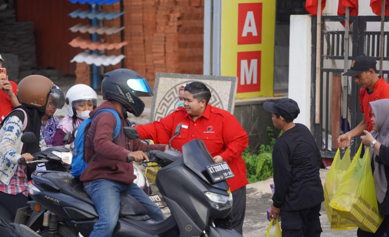 Gerakkan UMKM Lokal, Pengurus DPD PDIP Kaltim Berbagi Takjil Selama Ramadan