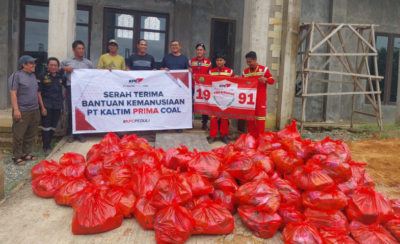 KPC Distribusikan 500 Paket Sembako untuk Warga Terdampak Banjir di Sangatta Selatan