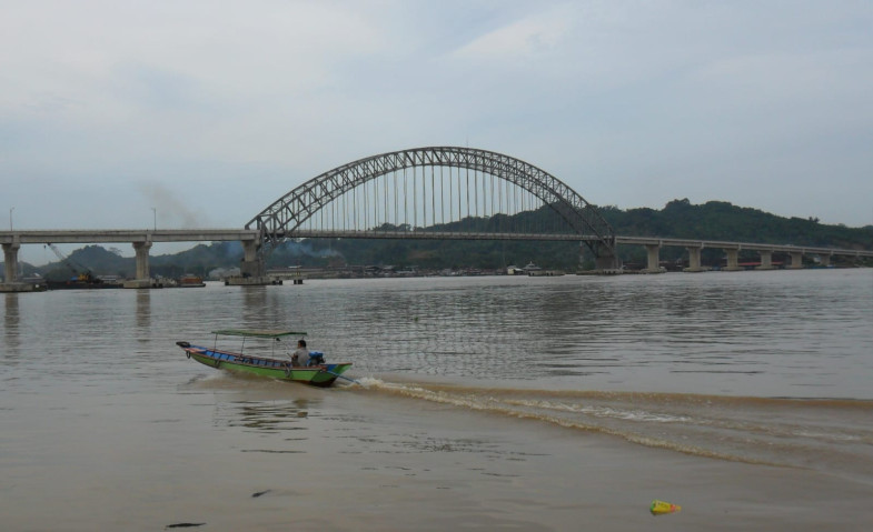 Polisi Periksa Dua Nahkoda Kapal Tongkang yang Menabrak Jembatan Mahulu