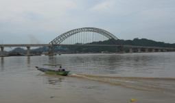 Polisi Periksa Dua Nahkoda Kapal Tongkang yang Menabrak Jembatan Mahulu