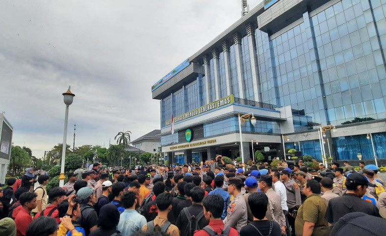 Seruan Gratispol Gagalpol Warnai Satu Tahun Rudy-Seno Memimpin Kaltim