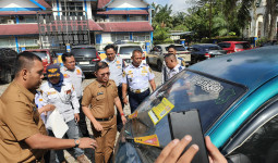 Stiker Pelanggaran Milik Dishub Samarinda Sulit Dilepas, Pengendara Jangan Parkir Sembarangan