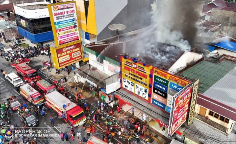 Toko Surya Phone Samarinda Terbakar, Amukan "Si Jago Merah" Lahap Lantai 2