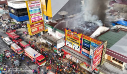 Toko Surya Phone Samarinda Terbakar, Amukan "Si Jago Merah" Lahap Lantai 2