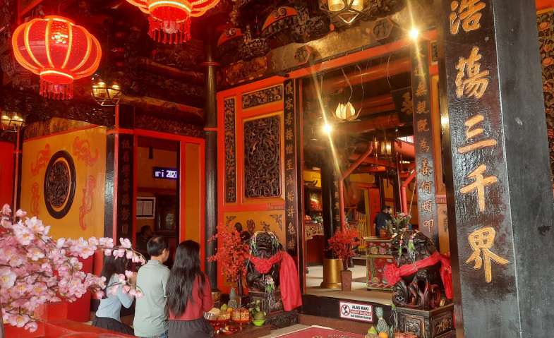 Umat Tionghoa Padati Kelenteng Thien Ie Kong Samarinda Rayakan Imlek 2026