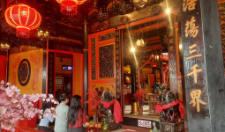 Umat Tionghoa Padati Kelenteng Thien Ie Kong Samarinda Rayakan Imlek 2026