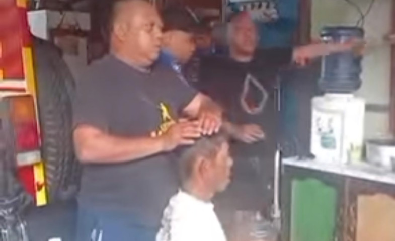 Aksi Tak Biasa Damkar Samarinda Tangani Pria Kesurupan di Posko Samarinda Seberang