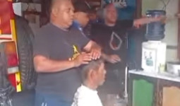 Aksi Tak Biasa Damkar Samarinda Tangani Pria Kesurupan di Posko Samarinda Seberang