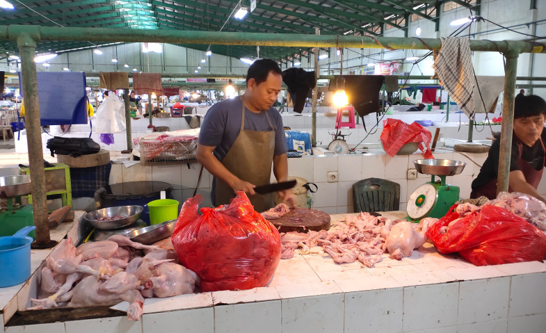 ​Daya Beli Melemah, Harga Ayam Potong di Pasar Mangkurawang Tenggarong Terjun Bebas ke Angka Rp30 Ribu