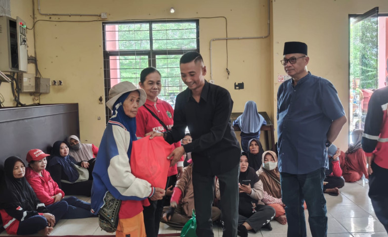 DLHK Kukar Bagikan 859 Paket Lebaran untuk Petugas Kebersihan, Warga Diimbau Tahan Buang Sampah