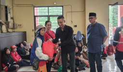 DLHK Kukar Bagikan 859 Paket Lebaran untuk Petugas Kebersihan, Warga Diimbau Tahan Buang Sampah