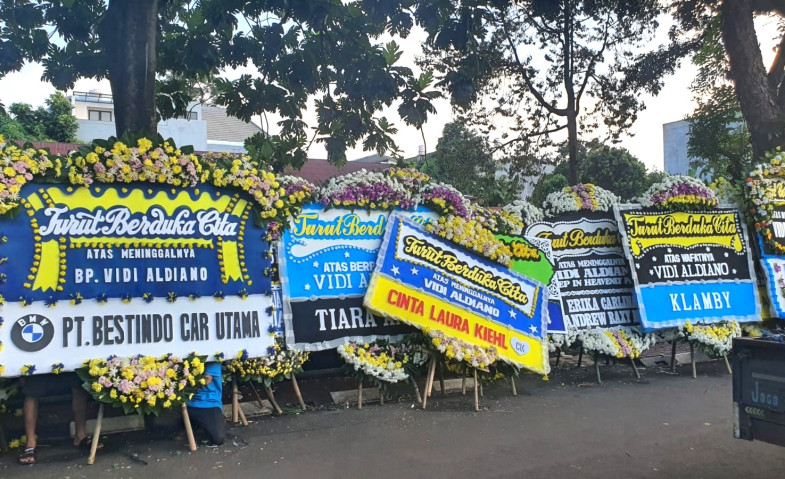 Jejeran Karangan Bunga Duka Tanda Cinta Buat Vidi Aldiano