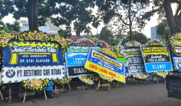 Jejeran Karangan Bunga Duka Tanda Cinta Buat Vidi Aldiano