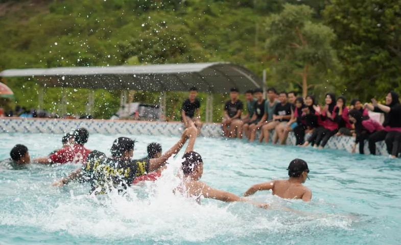 Pengunjung Membludak saat Libur Lebaran, Polisi Siaga di Emastri Park