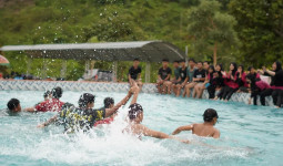 Pengunjung Membludak saat Libur Lebaran, Polisi Siaga di Emastri Park