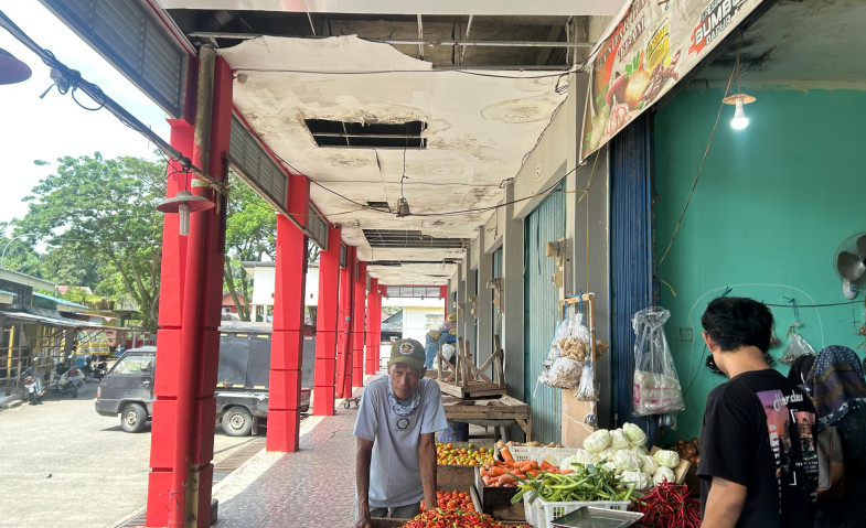 Plafon Jebol di Pasar Mangkurawang Bikin Was-was Pedagang Saat Hujan