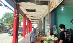Plafon Jebol di Pasar Mangkurawang Bikin Was-was Pedagang Saat Hujan