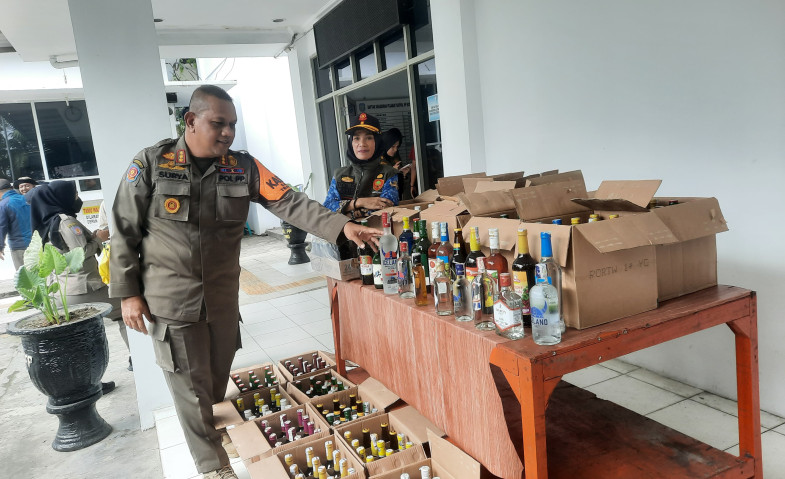 Satpol PP Samarinda Sita Ratusan Botol Miras Ilegal di Jalan Imam Bonjol
