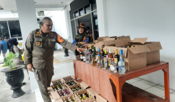 Satpol PP Samarinda Sita Ratusan Botol Miras Ilegal di Jalan Imam Bonjol