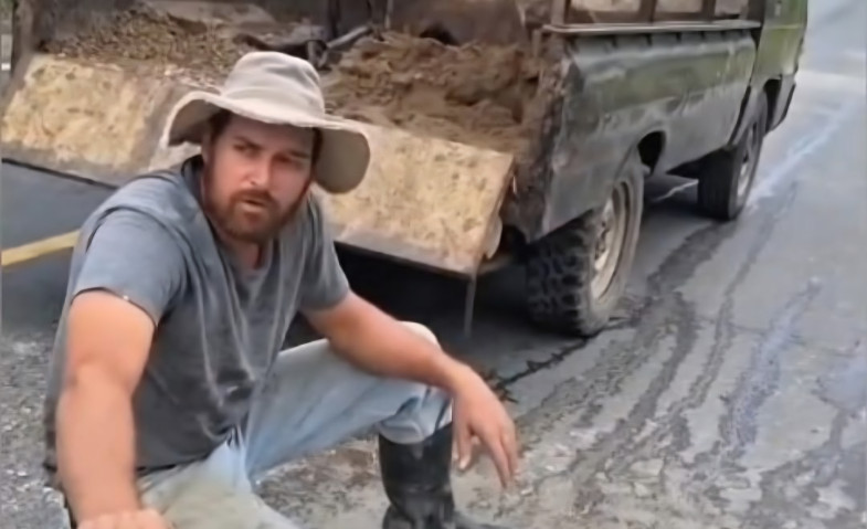 Viral ​Aksi WNA Tambal Jalan di Muara Kaman, Ketua DPRD Kukar: Tamparan Keras untuk Pemerintah