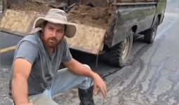 Viral ​Aksi WNA Tambal Jalan di Muara Kaman, Ketua DPRD Kukar: Tamparan Keras untuk Pemerintah