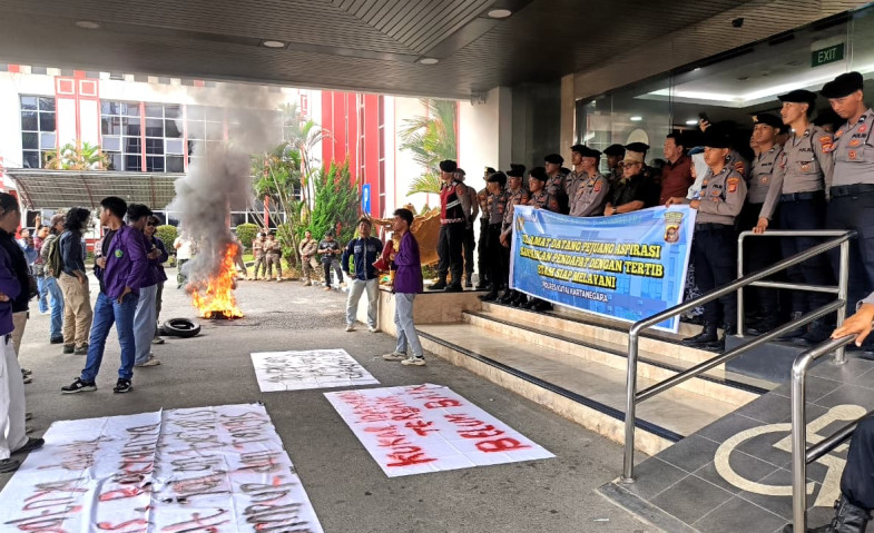 Aksi Damai Mahasiswa Unikarta di Kantor Bupati Kukar, Jalan Rusak Ancaman Bagi Pengendara