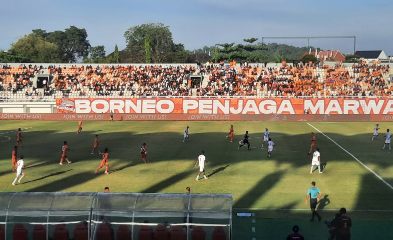 Brace Peralta Bawa Borneo FC Unggul 2-1 atas PSBS Biak di Babak Pertama