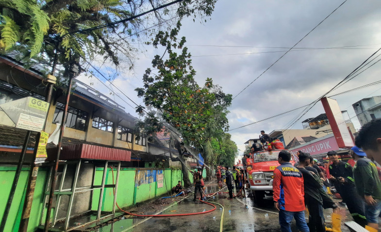 Diduga Akibat Listrik Konslet, Delapan Ruang Kelas SMPN 2 Samarinda Hangus Terbakar