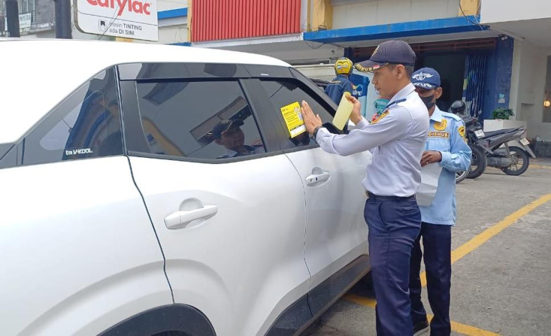 Dishub Samarinda Tertibkan Parkir Liar, Sejumlah Kendaraan Digembosi hingga Diderek