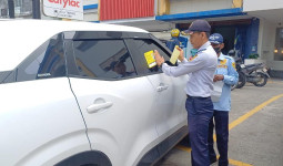 Dishub Samarinda Tertibkan Parkir Liar, Sejumlah Kendaraan Digembosi hingga Diderek