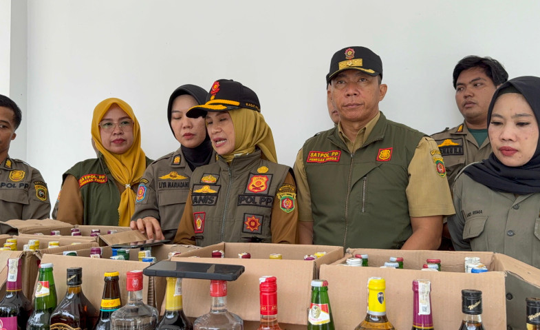 Satpol PP Samarinda Sita Ratusan Botol Miras dari Jalan Tengkawang