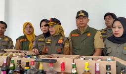 Satpol PP Samarinda Sita Ratusan Botol Miras dari Jalan Tengkawang