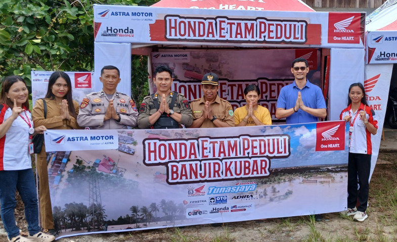 Astra Motor Kalimantan Timur 2 Serahkan Bantuan Korban Terdampak Banjir Kubar