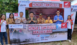 Astra Motor Kalimantan Timur 2 Serahkan Bantuan Korban Terdampak Banjir Kubar