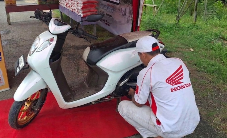 Astra Motor Kaltim 2 Berikan Layanan Pengecekan dan Pergantian Busi Gratis untuk Korban Banjir di Kubar