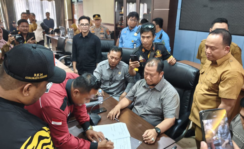 Ratusan Massa Kepung DPRD Kukar, Desak Ahmad Yani Mundur dari Kursi Ketua
