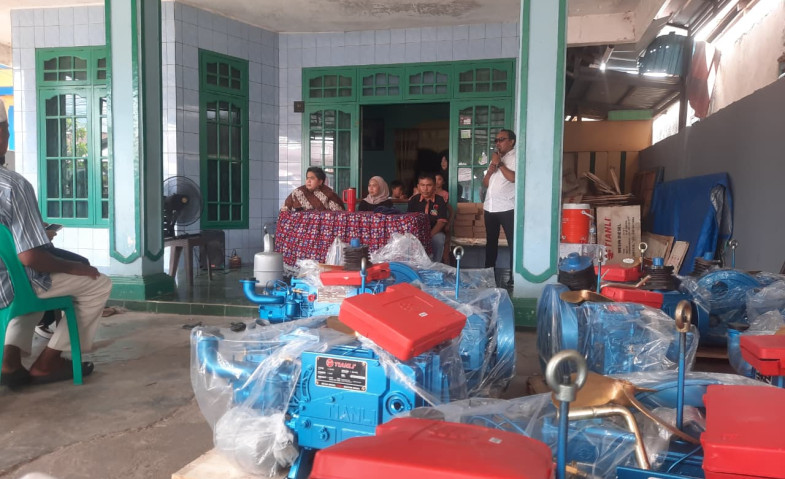 Serahkan Bantuan Mesin Kapal, Ananda Emira Moeis Tampung Keluhan Nelayan soal Solar hingga Armada