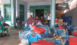 Serahkan Bantuan Mesin Kapal, Ananda Emira Moeis Tampung Keluhan Nelayan soal Solar hingga Armada