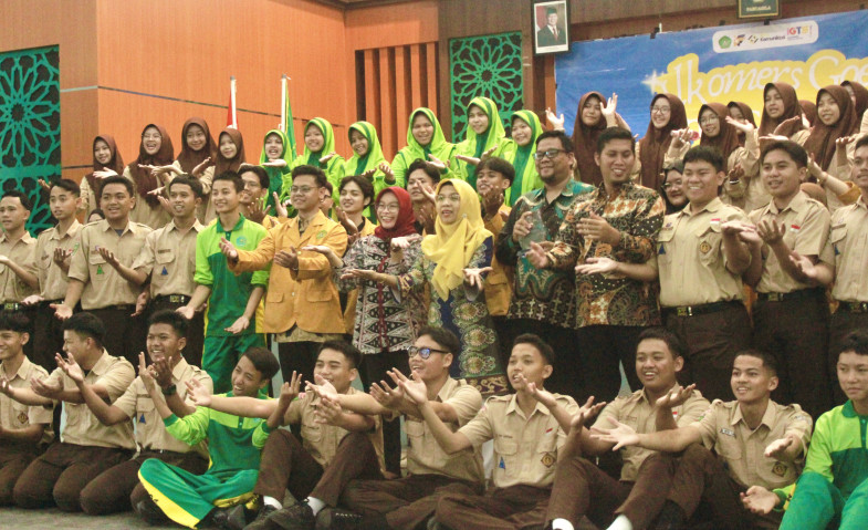 Serunya Ilkomers Goes To School, Mahasiswa Ilmu Komunikasi Unmul Ajak Siswa MAN 2 Samarinda Bijak Pakai AI