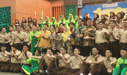Serunya Ilkomers Goes To School, Mahasiswa Ilmu Komunikasi Unmul Ajak Siswa MAN 2 Samarinda Bijak Pakai AI