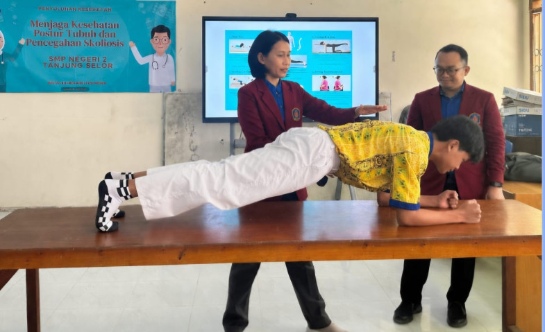 Cegah Kelainan Tulang Belakang, Mahasiswa UMM Beri Edukasi Skoliosis di SMPN 2 Tanjung Selor