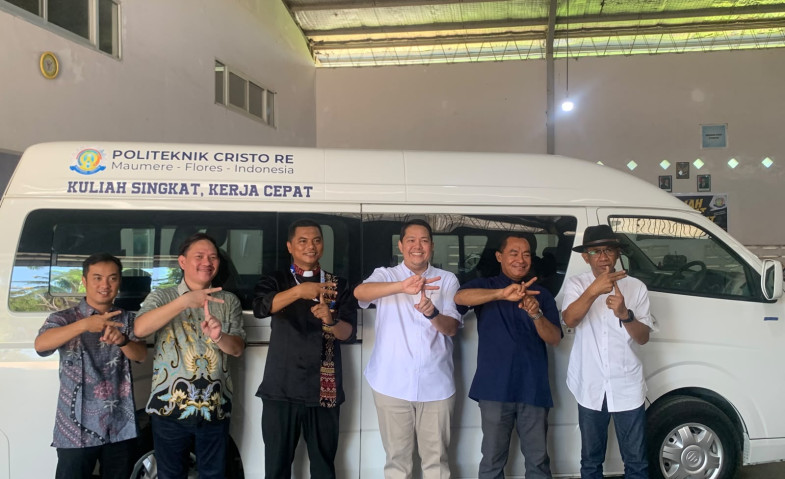 Indomobil Foton Serahkan Mobil Listrik untuk Kampus di Maumere